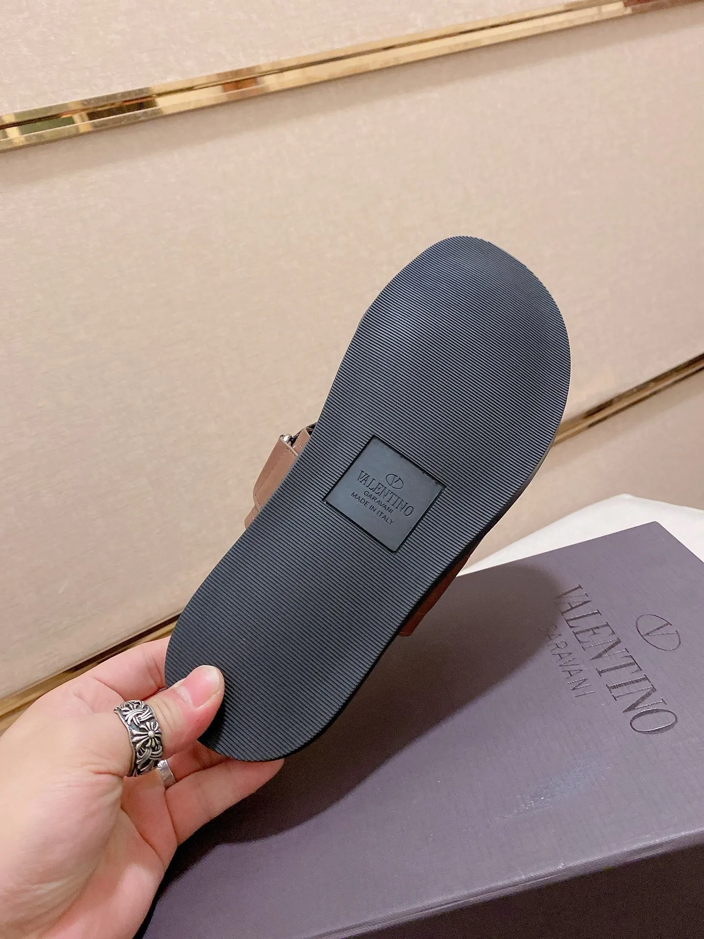 Men's shoes 💰: 480💰[Valentino] New couple 👫Boutique slippers, counter quality, classic plaid, the actual workmanship is quite complex🔰The uppers are made of imported fabrics➕🐑Sheepskin lining, which tests the craftsman's craftsmanship➕original PU outsole. Size: Women’s size: 35-44. Men's size 38-44 (can be customized to size 45, non-refundable)
